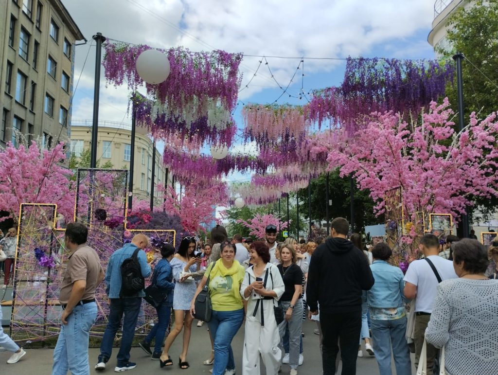 Фестиваль цветов вызвал ажиотаж у гостей и жителей в Новосибирске