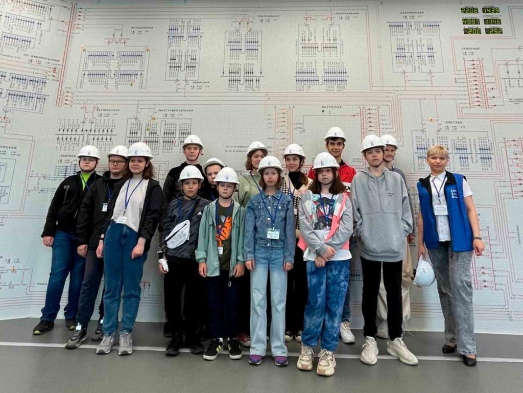 Более 30 детей сотрудников АО «РЭС» посетили экскурсию по энергообъектам