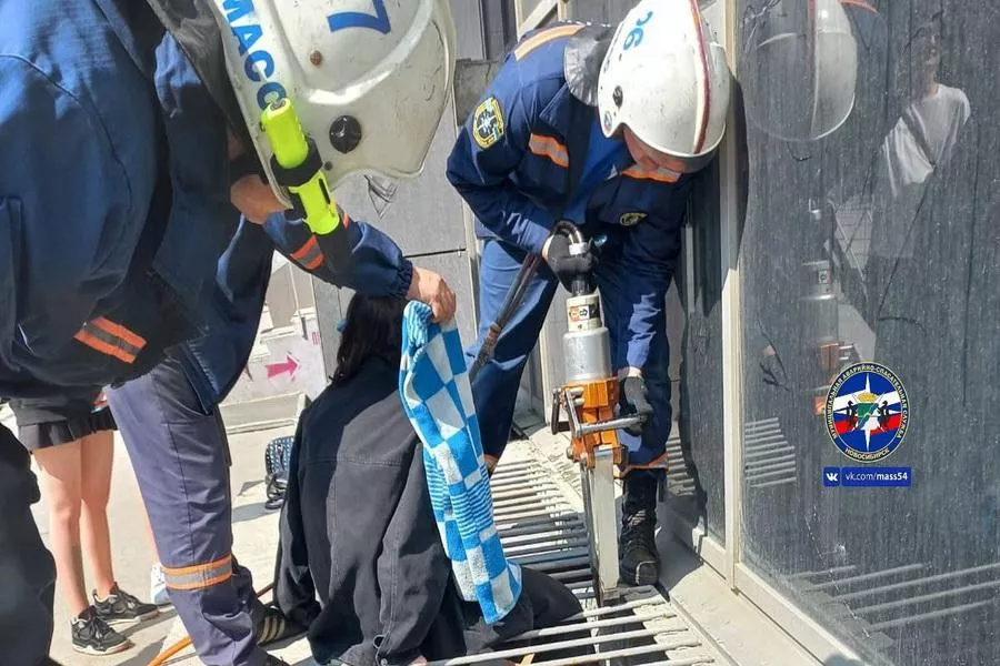 Нога 17-летней жительницы Новосибирска застряла между прутьями решетки