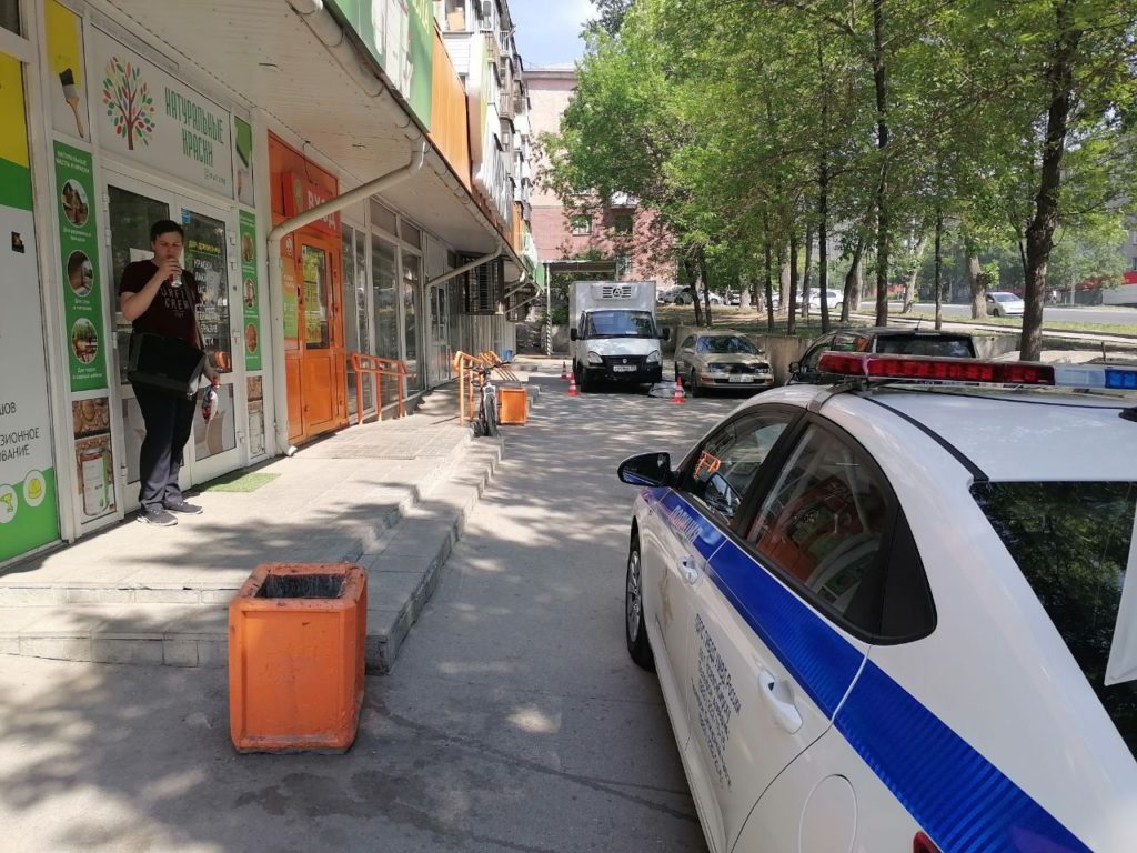 Третье ДТП на том же самом месте: ГАЗель насмерть сбила пенсионерку около магазина в Новосибирске