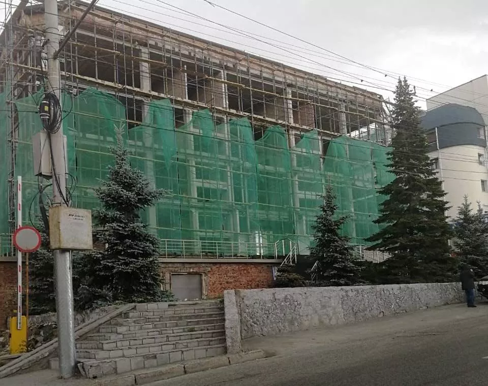 В Новосибирске разбирают банковское здание на Речном вокзале