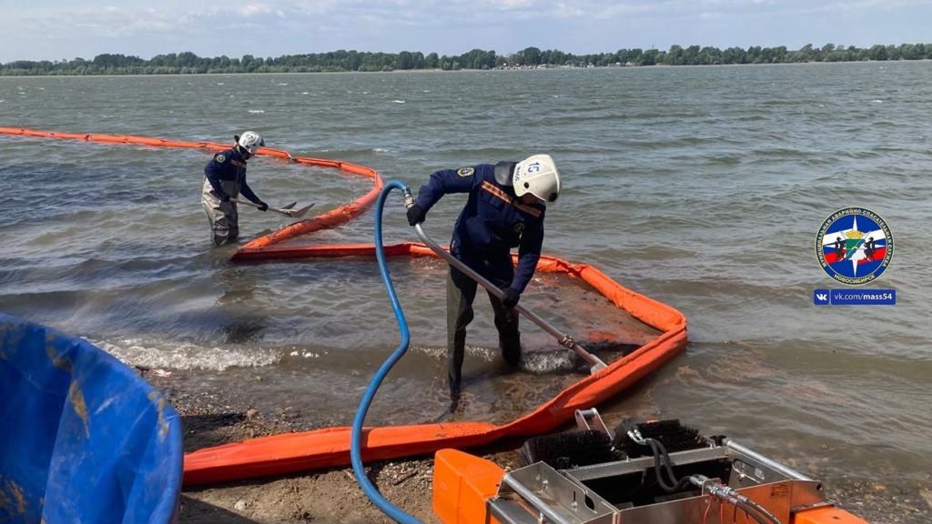 Разлив нефтепродуктов ликвидировали спасатели на акватории реки Обь