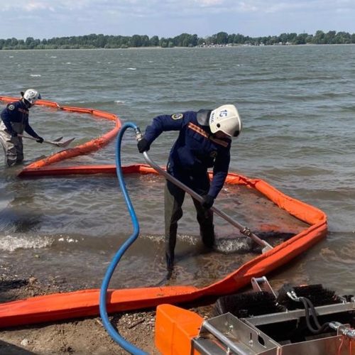 Разлив нефтепродуктов ликвидировали спасатели на акватории реки Обь