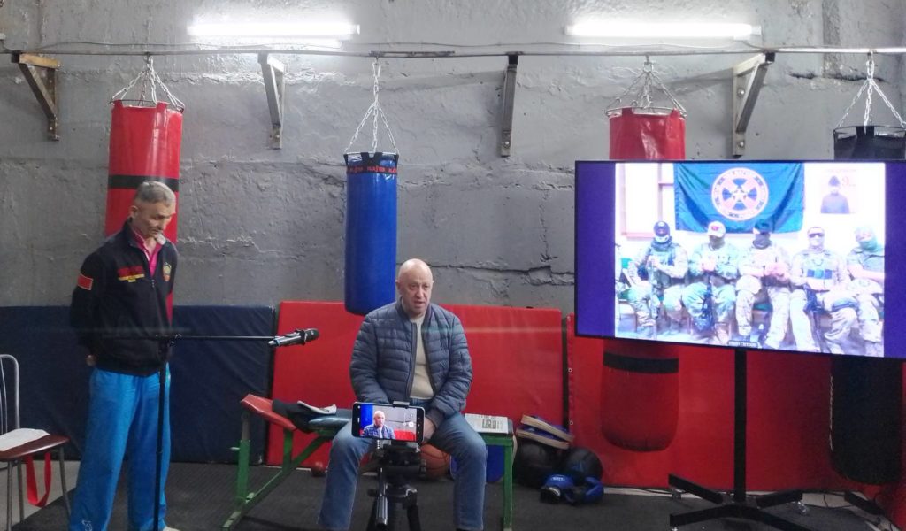 «Страну надо переводить на военное положение» — заявил Евгений Пригожин во время пресс-конференции в Новосибирске