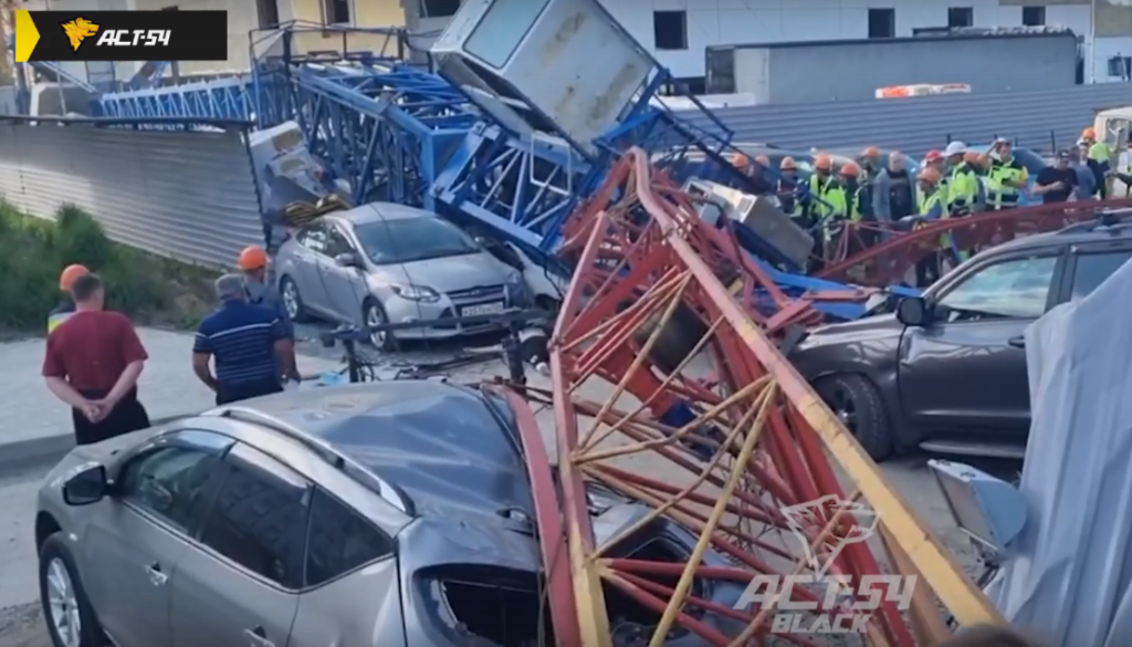 В Новосибирске на стройке ЖК Европейский берег рухнул кран с крановщицей