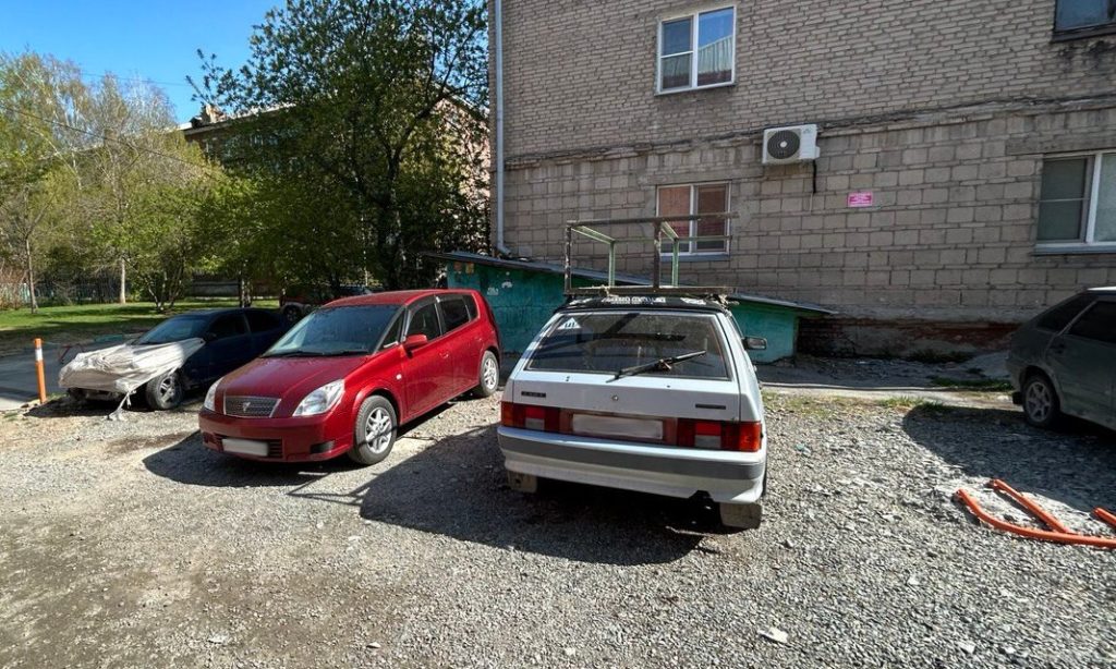 Приставы заставили жителей убрать лягушки с парковок во дворах