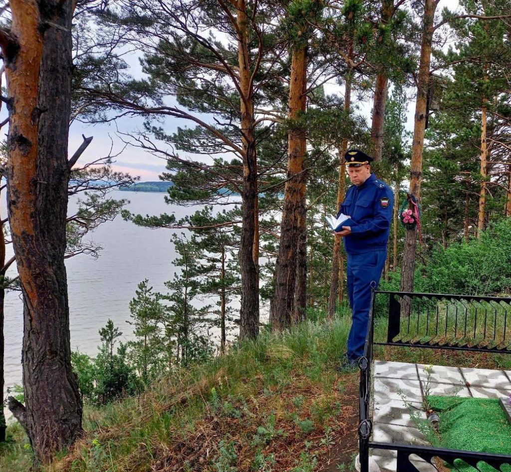 Прокуратура проверила кладбище в Тальменке на предмет обрушения в реку Бердь