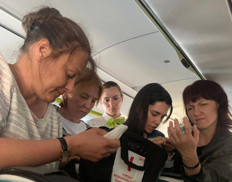 Пассажиру рейса Владивосток — Новосибирск спасли жизнь на высоте в несколько километров