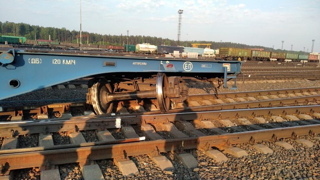 Три железнодорожные платформы сошли с рельсов на Инской