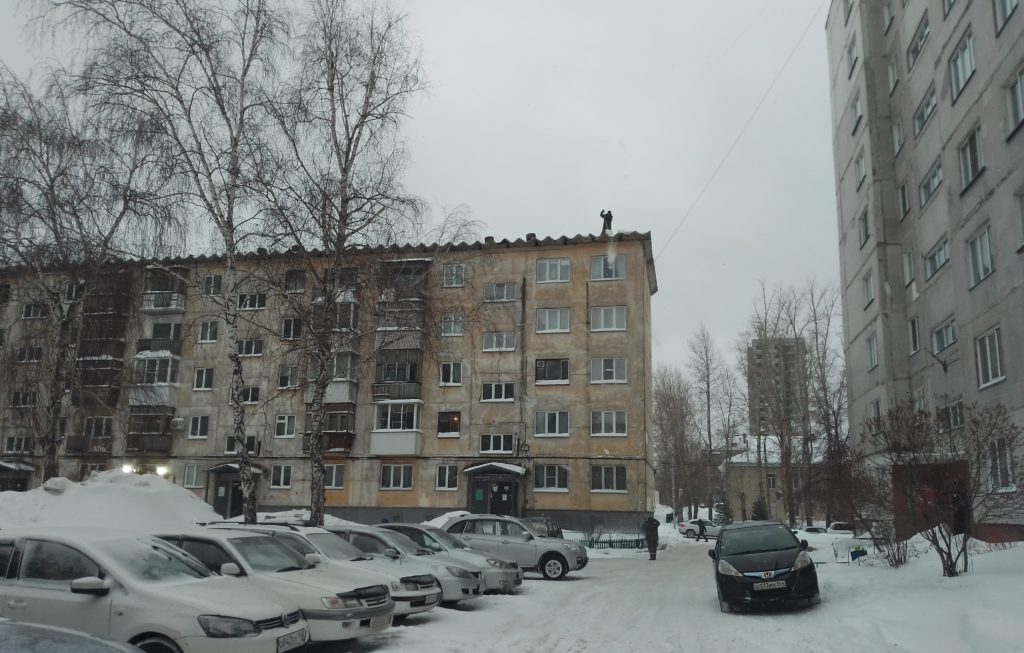 В Новосибирске сход зимний сход наледи привёл компанию-коммунальщика под суд