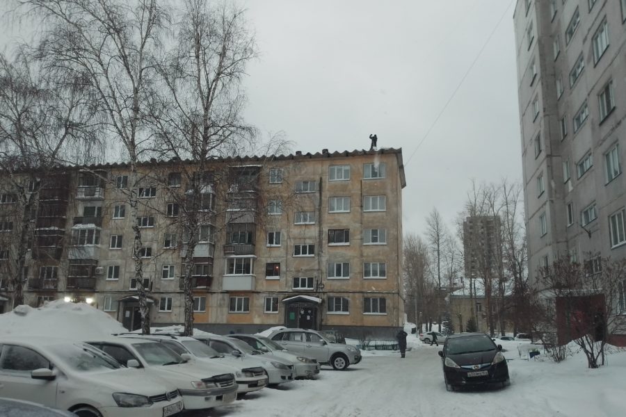 В Новосибирске сход зимний сход наледи привёл компанию-коммунальщика под суд