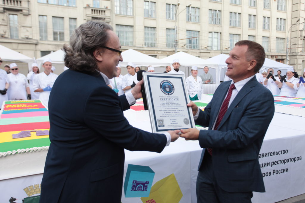 В Новосибирске ко Дню города испекли торт больше тонны