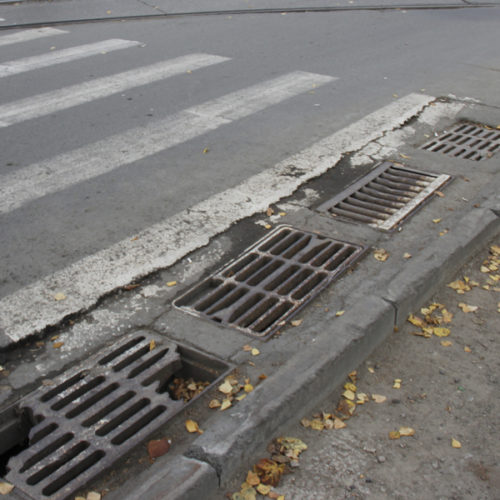 Прокуратура внесла мэру Новосибирска представление за разбитые дороги и засоренные ливневки