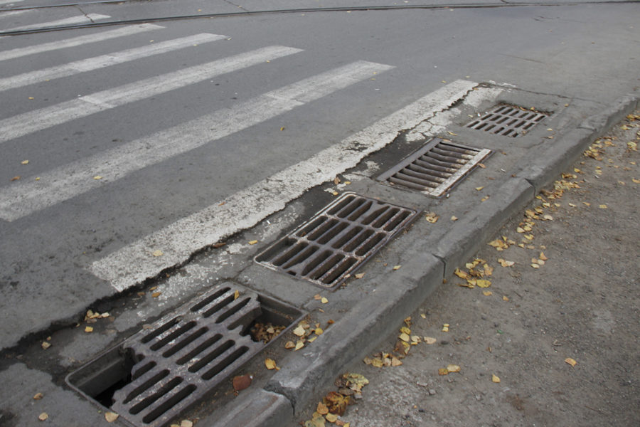 Прокуратура внесла мэру Новосибирска представление за разбитые дороги и засоренные ливневки