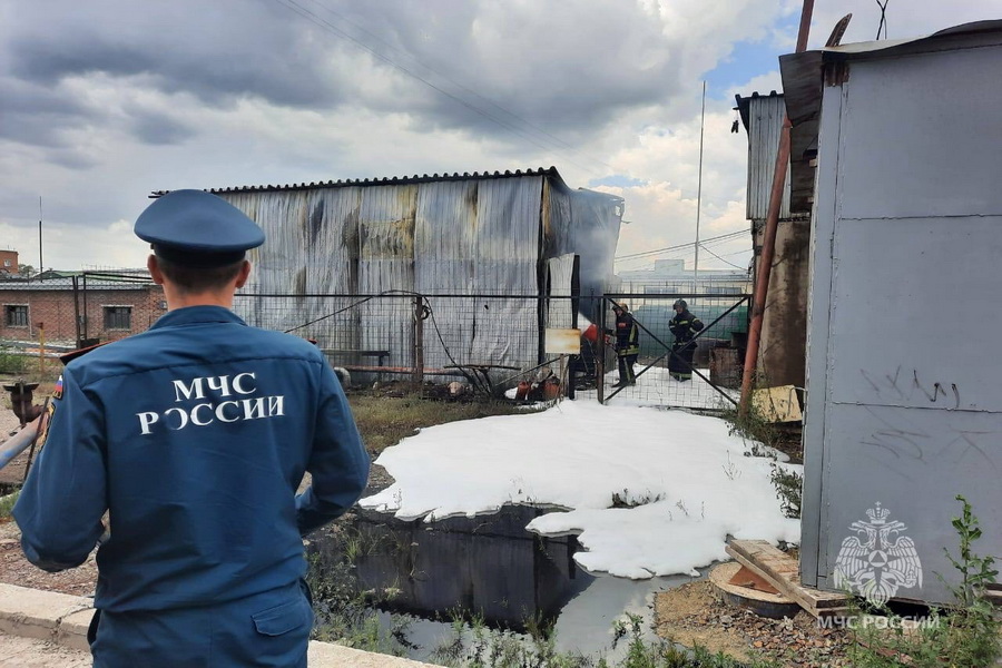 Произошел пожар в металлическом ангаре с дизельным топливом на Затулинке в Новосибирске