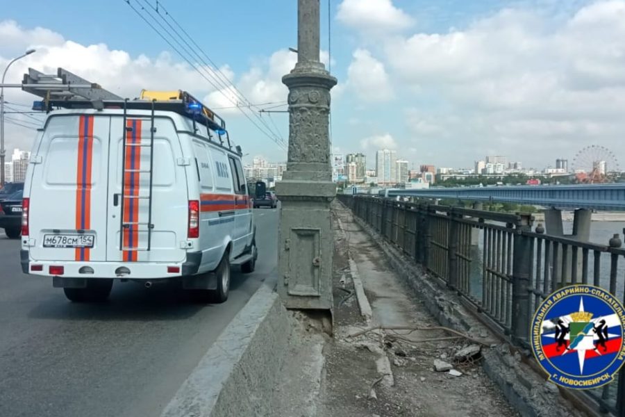 В Новосибирске спасатели сняли школьницу с ограждения Октябрьского моста