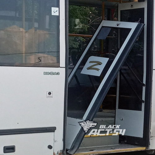 упала дверь автобуса в Новосибирске