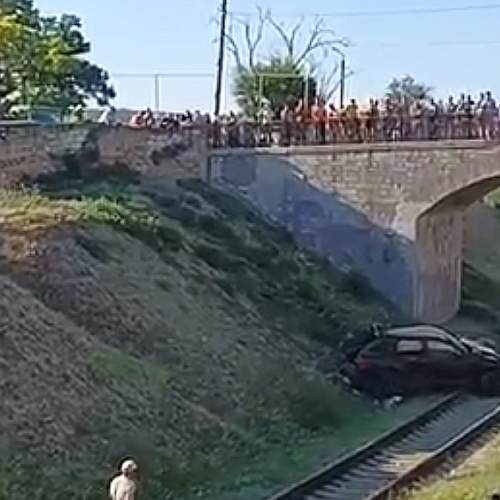 На мосту в Крыму автомобиль Porsche Cayenne с группой туристов упал на железную дорогу