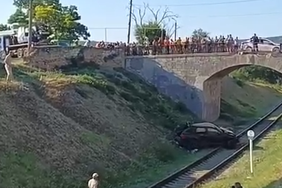 На мосту в Крыму автомобиль Porsche Cayenne с группой туристов упал на железную дорогу