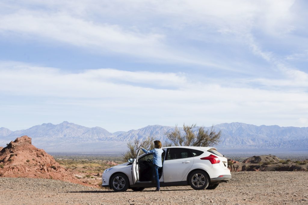 Туристов не пускают в Грузию из-за российских номеров машин без флага