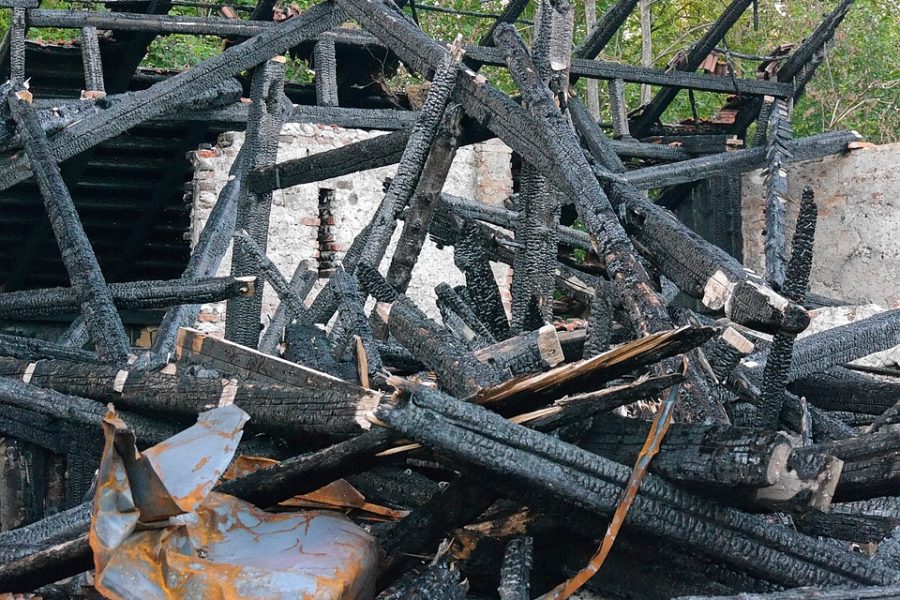 Мужчина в Чанах кинулся в горящее здание и спас его жильцов