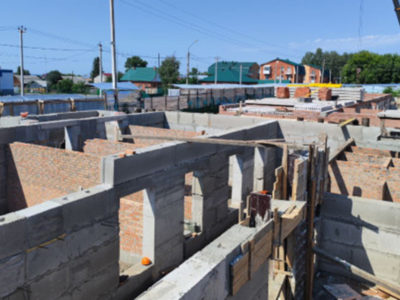 Современную поликлинику и новый хирургический корпус строят в Колыванском районе