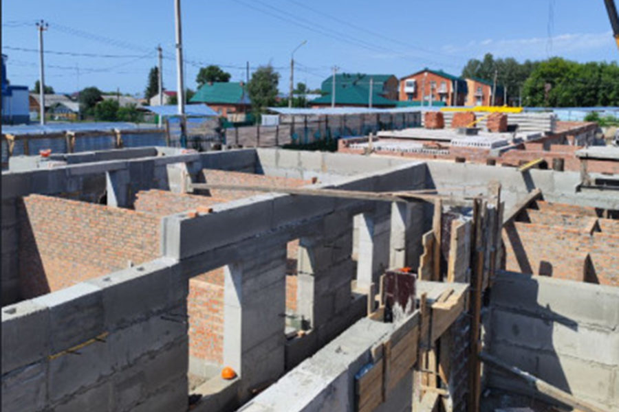 Современную поликлинику и новый хирургический корпус строят в Колыванском районе