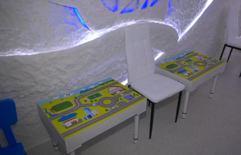 Учиться и лечиться: в школе-интернате Татарска оборудовали соляную пещеру и сенсорную комнату для детей