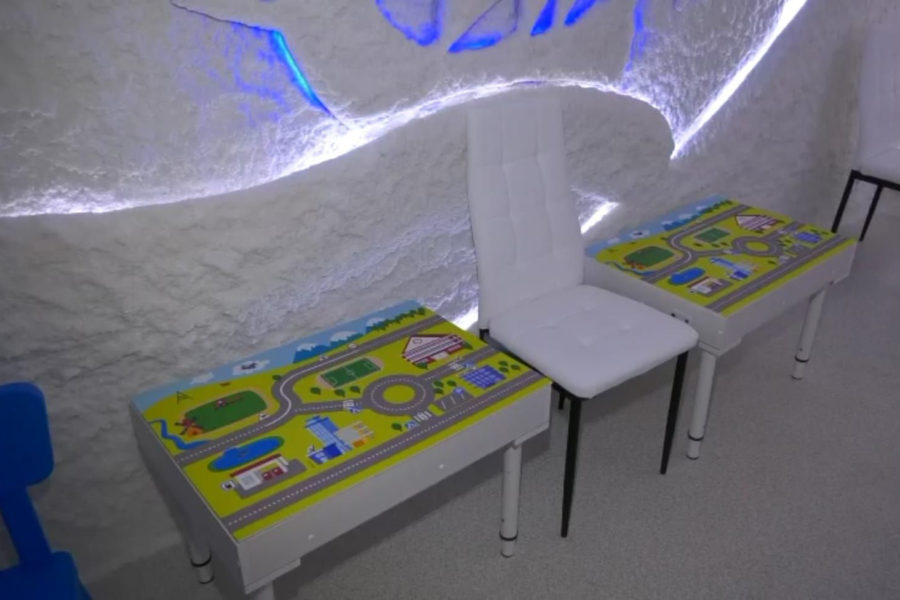 Учиться и лечиться: в школе-интернате Татарска оборудовали соляную пещеру и сенсорную комнату для детей