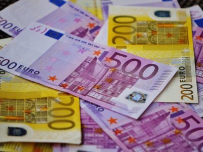 Курс евро поднялся выше 100 рублей