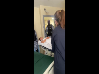 пациентов клиники выносят на улицу