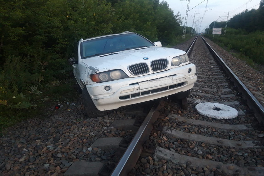 Под Новосибирском обнаружили автомобиль, брошенный на железнодорожном перегоне