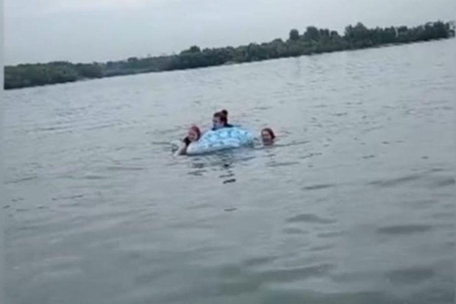Спасатели вылови из Оби трех девушек на сдутом матрасе