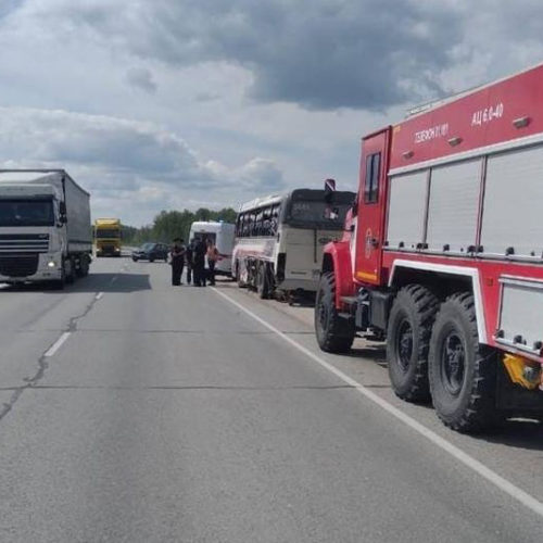 Автобус с туристами врезался в фуру на трассе в Новосибирской области