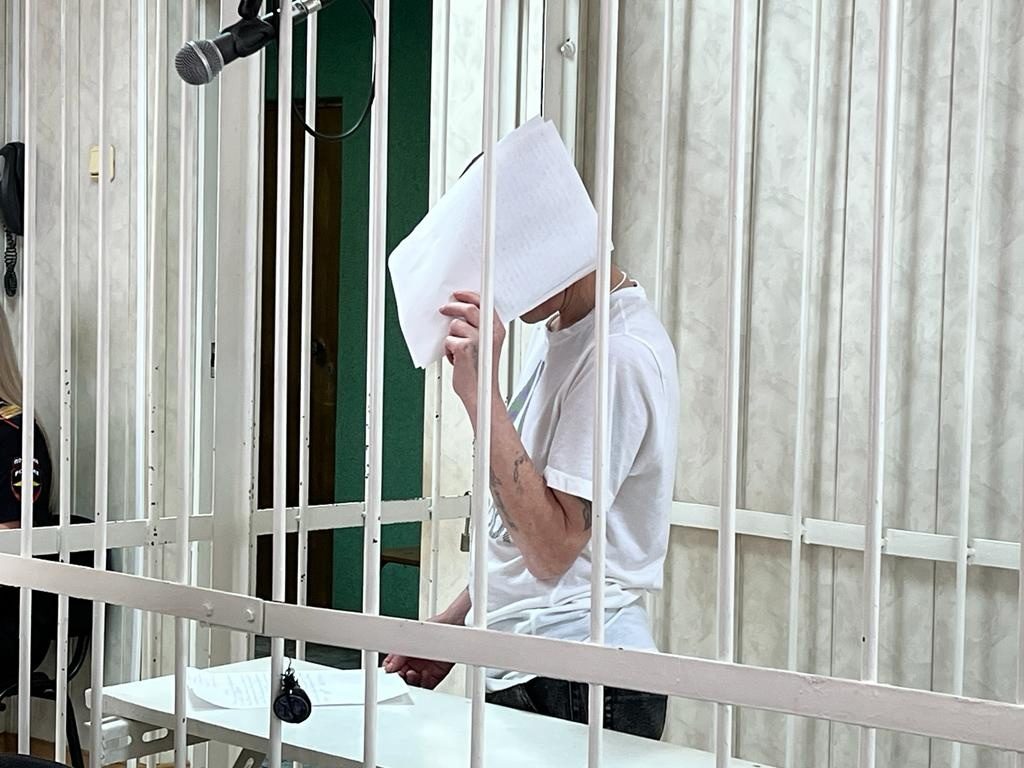 Суд продлил срок содержания под стражей мужчине обвиняемому в покушении на убийство школьника