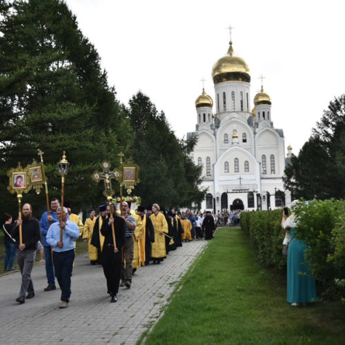 В Новосибирске в День крещения Руси прошел крестный ход