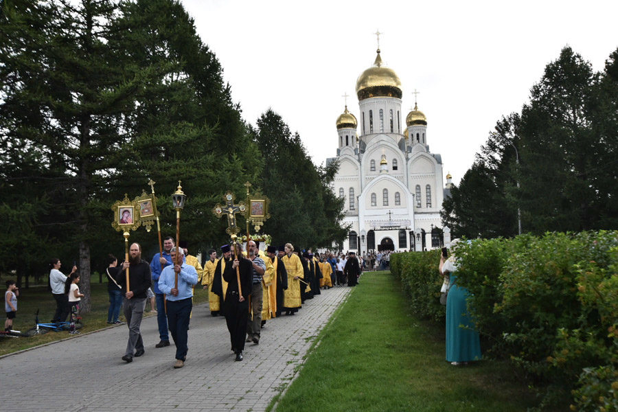 В Новосибирске в День крещения Руси прошел крестный ход