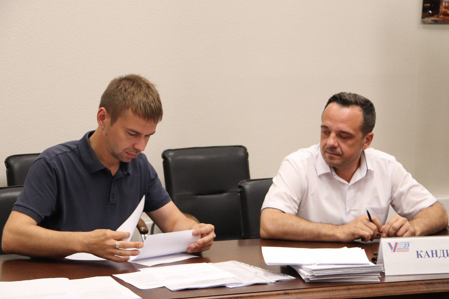Кандидат от ЛДПР Евгений Лебедев подал документы на регистрацию участия в выборах губернатора в облизбирком
