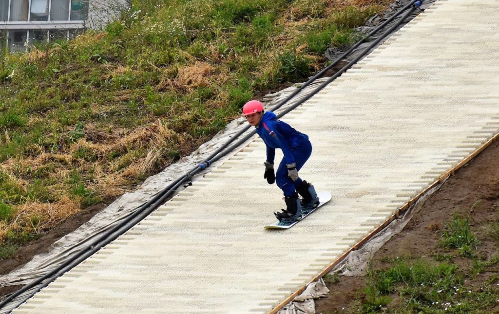 В самую жару в Новосибирске начались тренировки сборной России по сноуборду