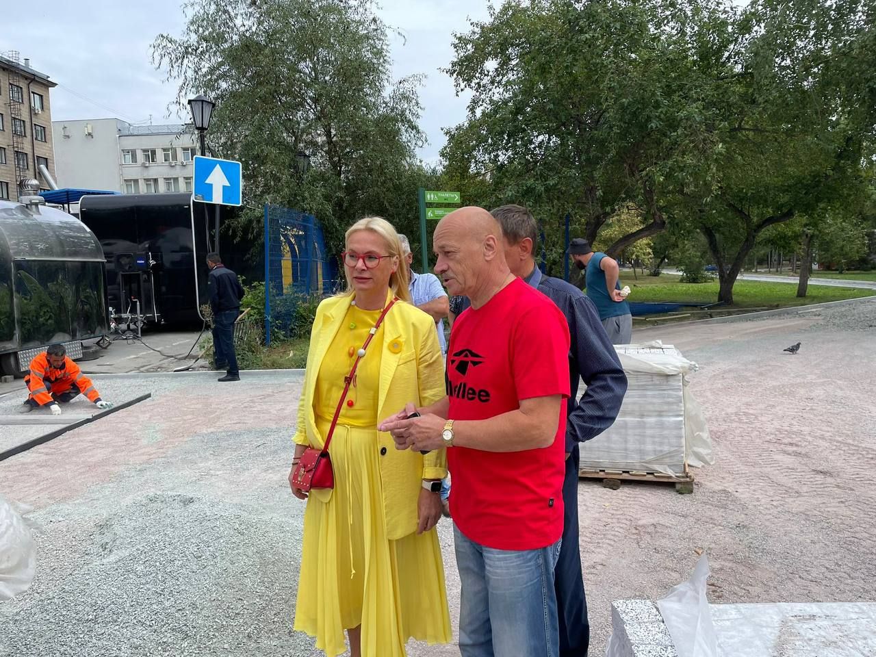 В Первомайском сквере начали укладывать плитку | 12.08.2023 | Новосибирск -  БезФормата