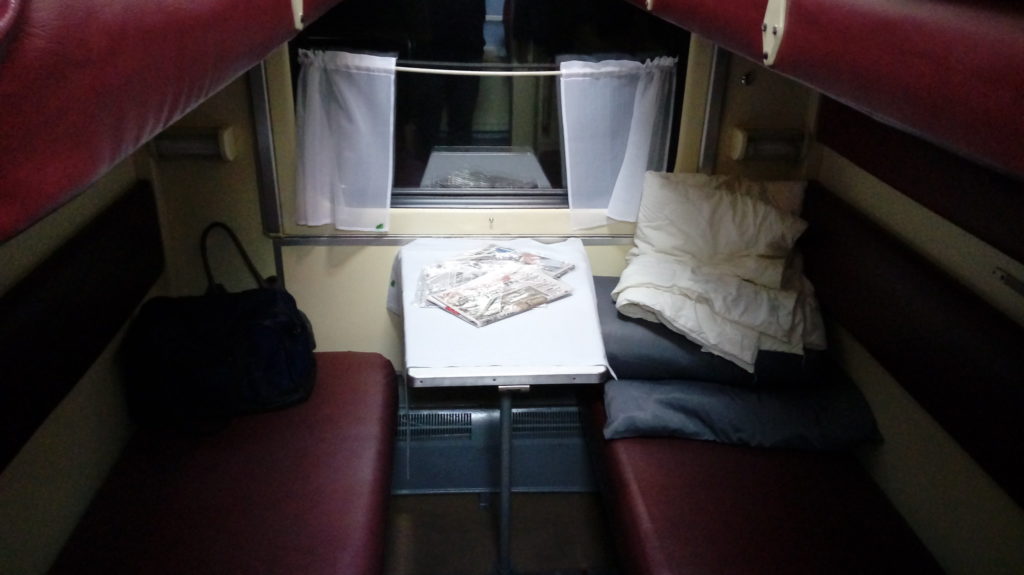 Пассажирам нижних полок в поездах дальнего следования придется потесниться