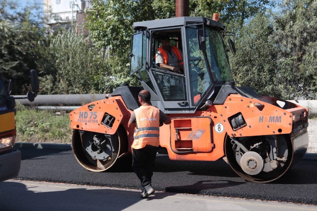 Почти три километра дороги ремонтируют на подъезде к Затону