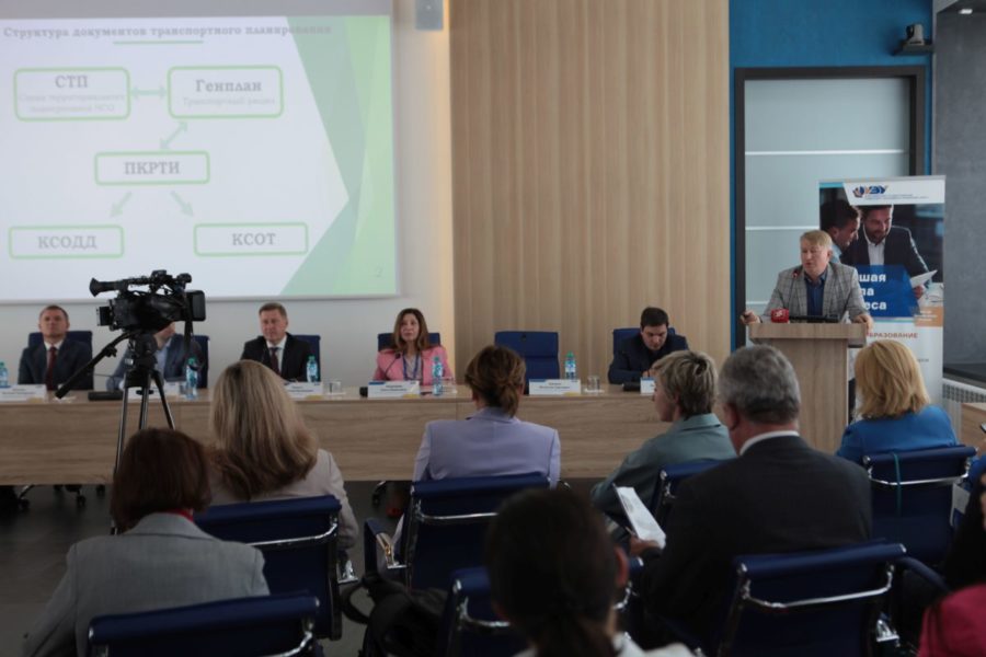 На «Технопром-2023» в Новосибирске обсудили развитие логистики, транспорта и дорог