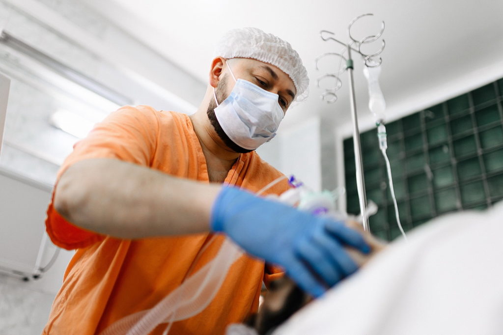 Новосибирские врачи спасли от ампутации ноги пациента весом 200 кг