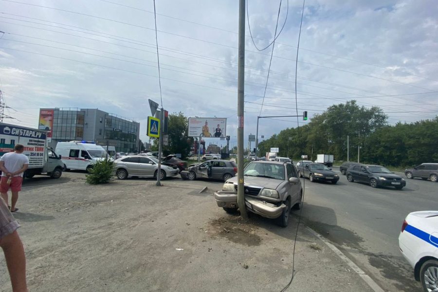 На Гусинобродском шоссе в Новосибирске произошло массовое ДТП