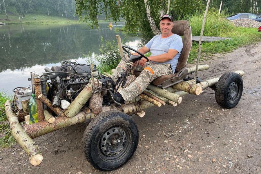 Из бревна и палок: новосибирские блогеры собрали необычный автомобиль