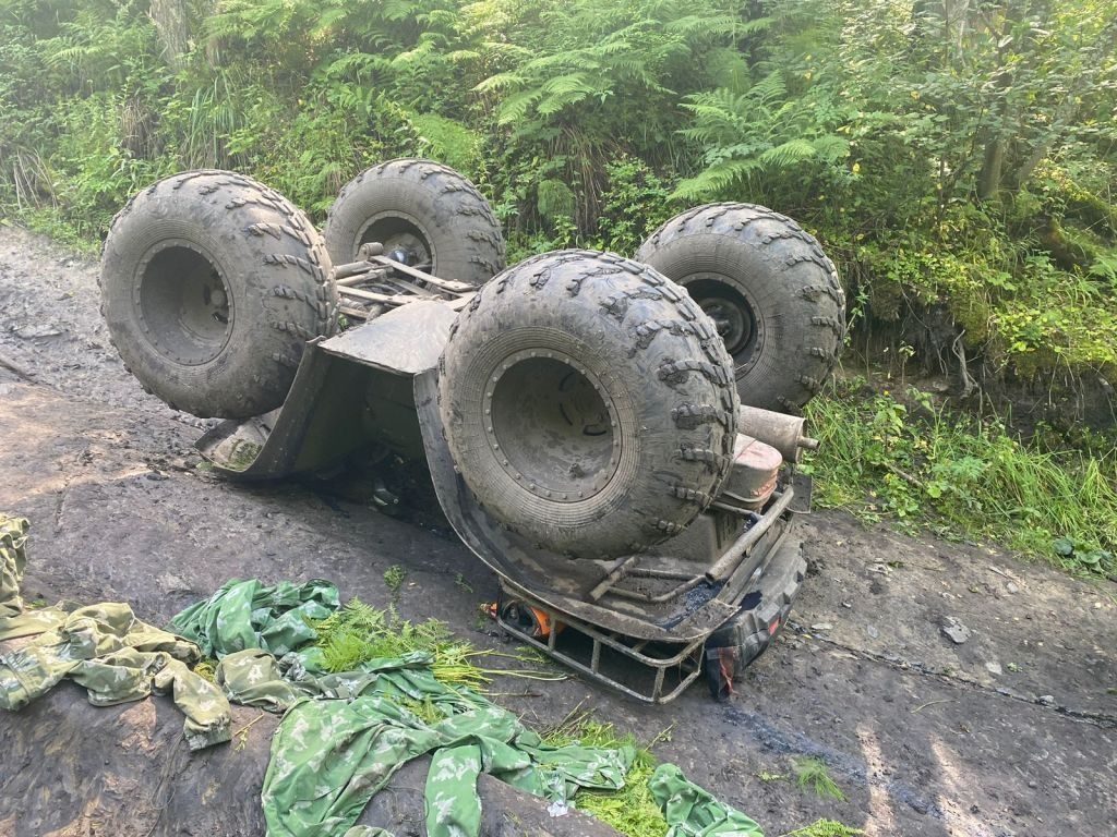 Новосибирский пенсионер с женой и внуком перевернулись на квадроцикле на Чемале