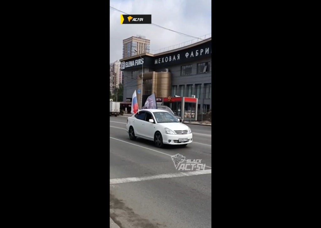 В Новосибирске была замечена автоколонна с российским флагом и флагами ЧВК «Вагнер»