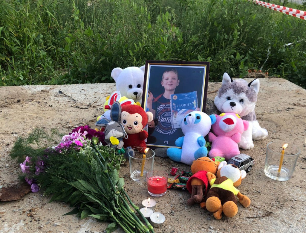 В Кудряшовском простились с 9-летним мальчиком, утонувшем в коллекторе