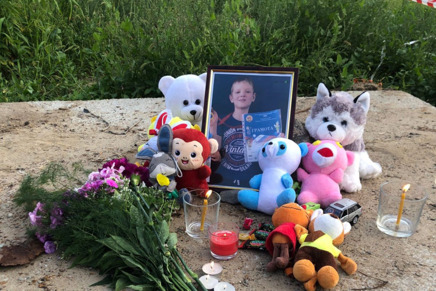 В Кудряшовском простились с 9-летним мальчиком, утонувшем в коллекторе